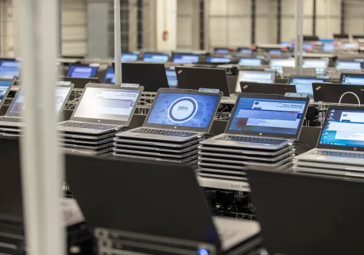 Refurbished Laptops werden im circulee Lager vorbereitet