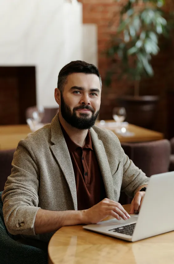 Mann arbeitet im Café am Laptop